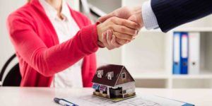 Händedruck mit Anwalt beim Immobilienkauf